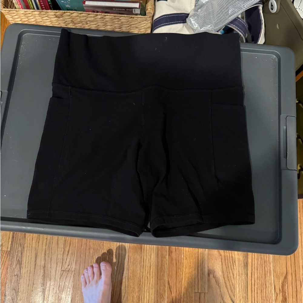 Athleta Black Salutation Stash 7” High Waist Shorts